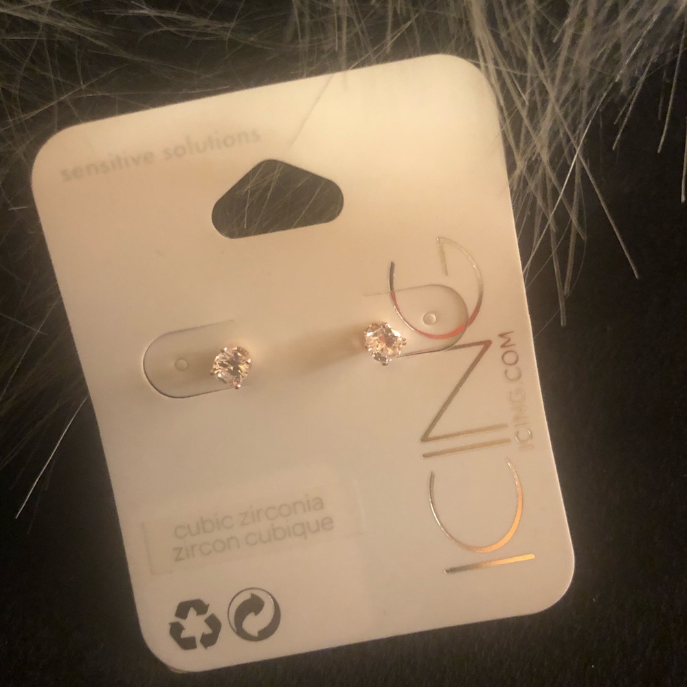 ✅💎 3/10 New Icing Cubic Zirconia post earrings.